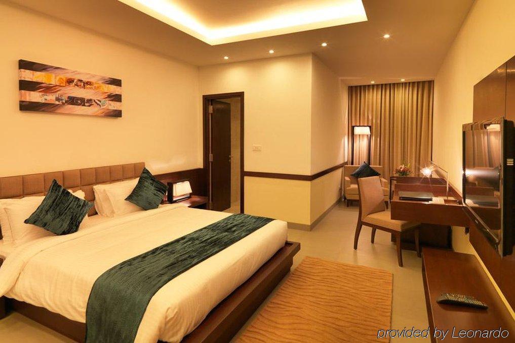 24 Tech Hotel Бангалор Екстериор снимка