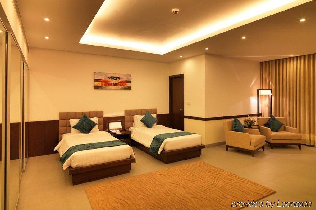 24 Tech Hotel Бангалор Екстериор снимка