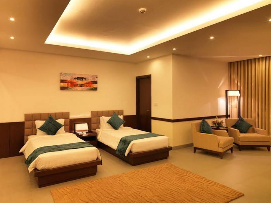 24 Tech Hotel Бангалор Екстериор снимка